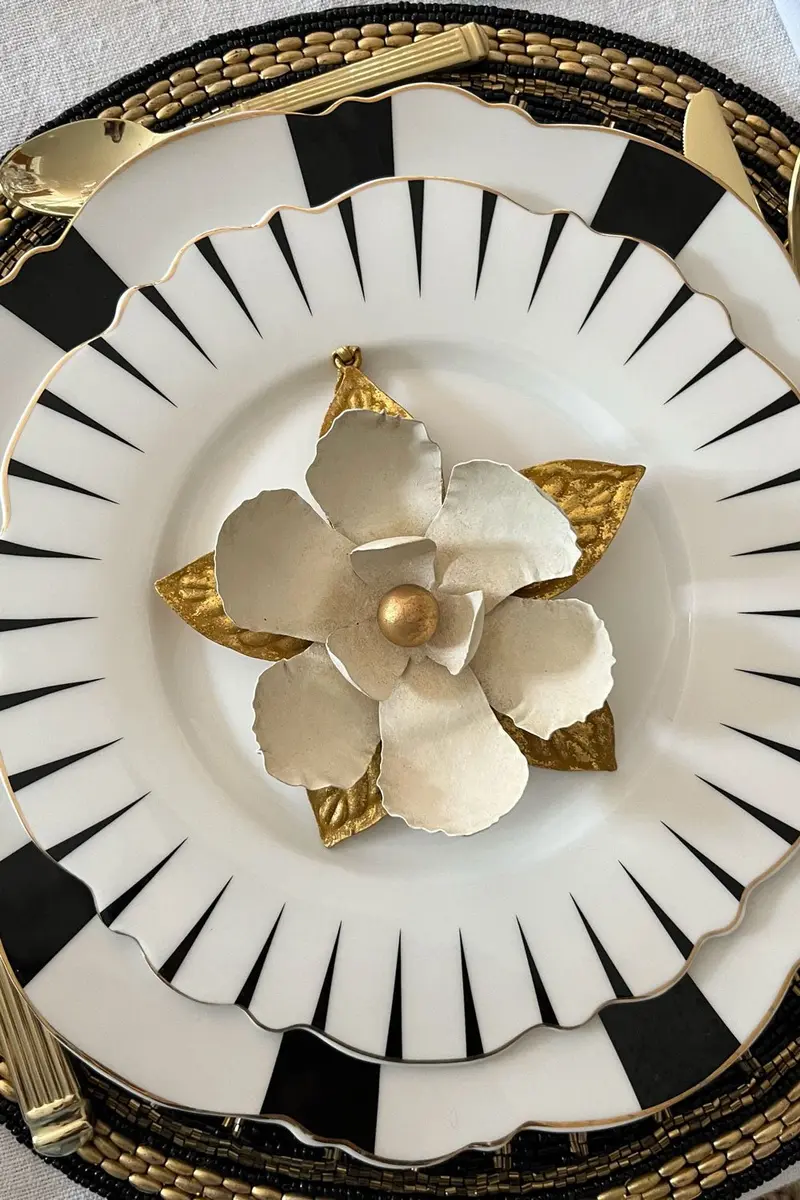 Adorno Dorado Y Blanco Flor Magnolia