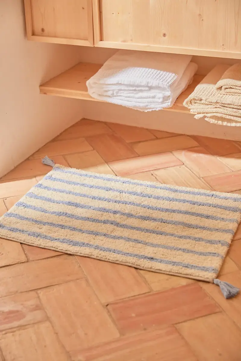 Alfombra de baño de algodón a rayas azul Helios
