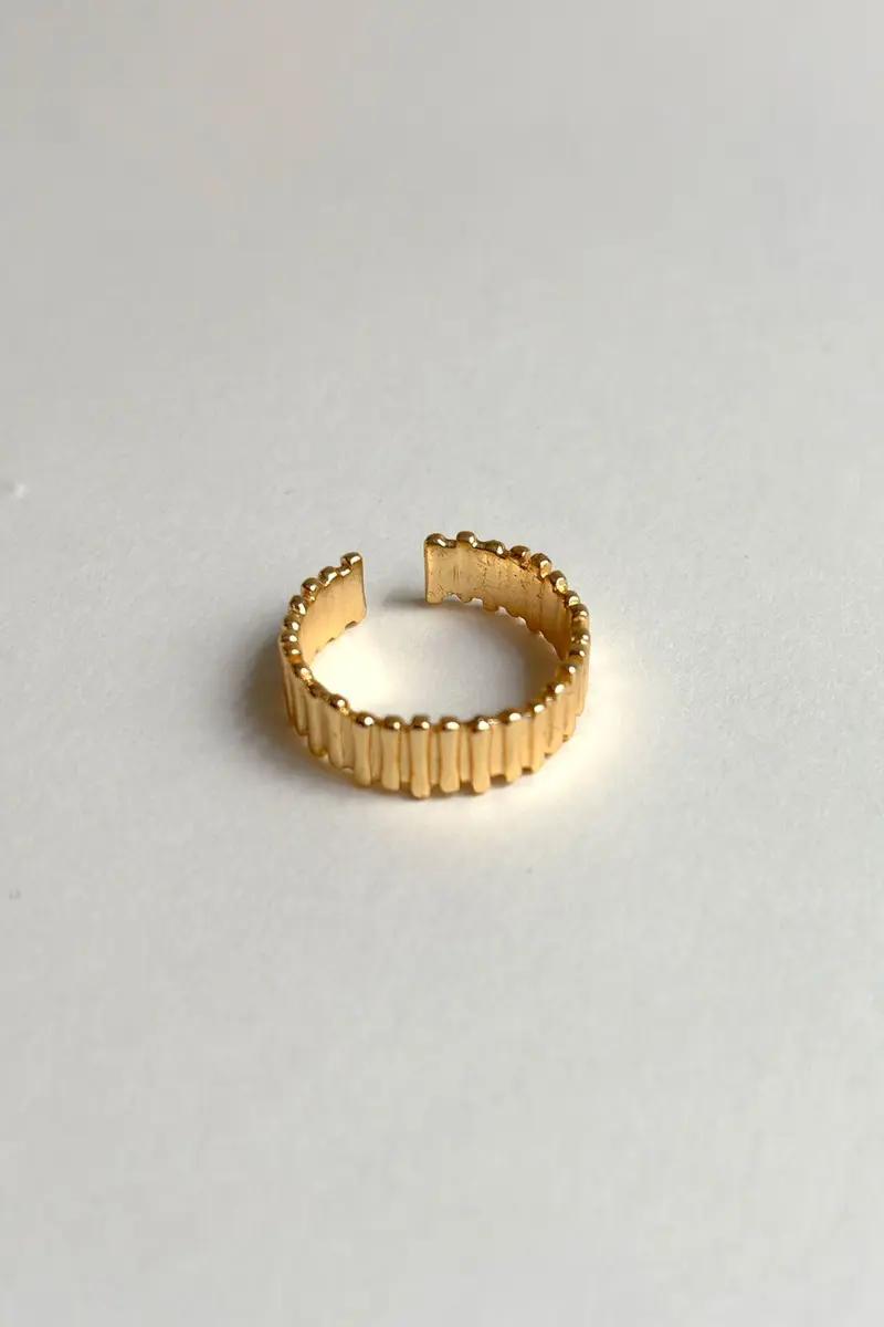 Anillo Dorado Ajustable Con Diseño Irregular
