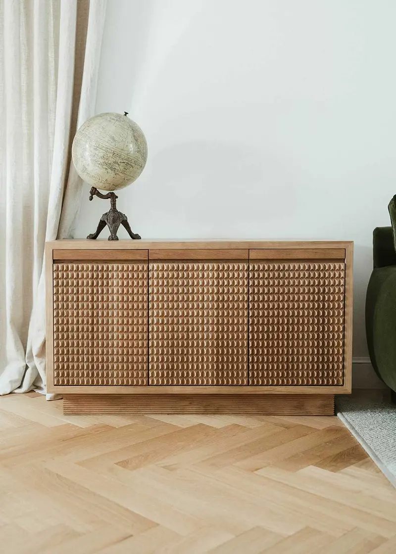 Aparador de madera natural con relieve