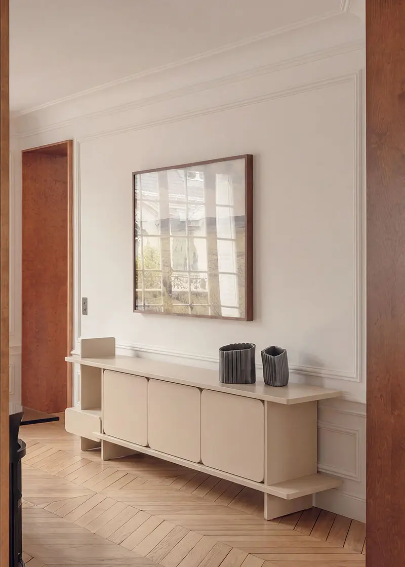 Aparador de salón de madera lacada con puertas
