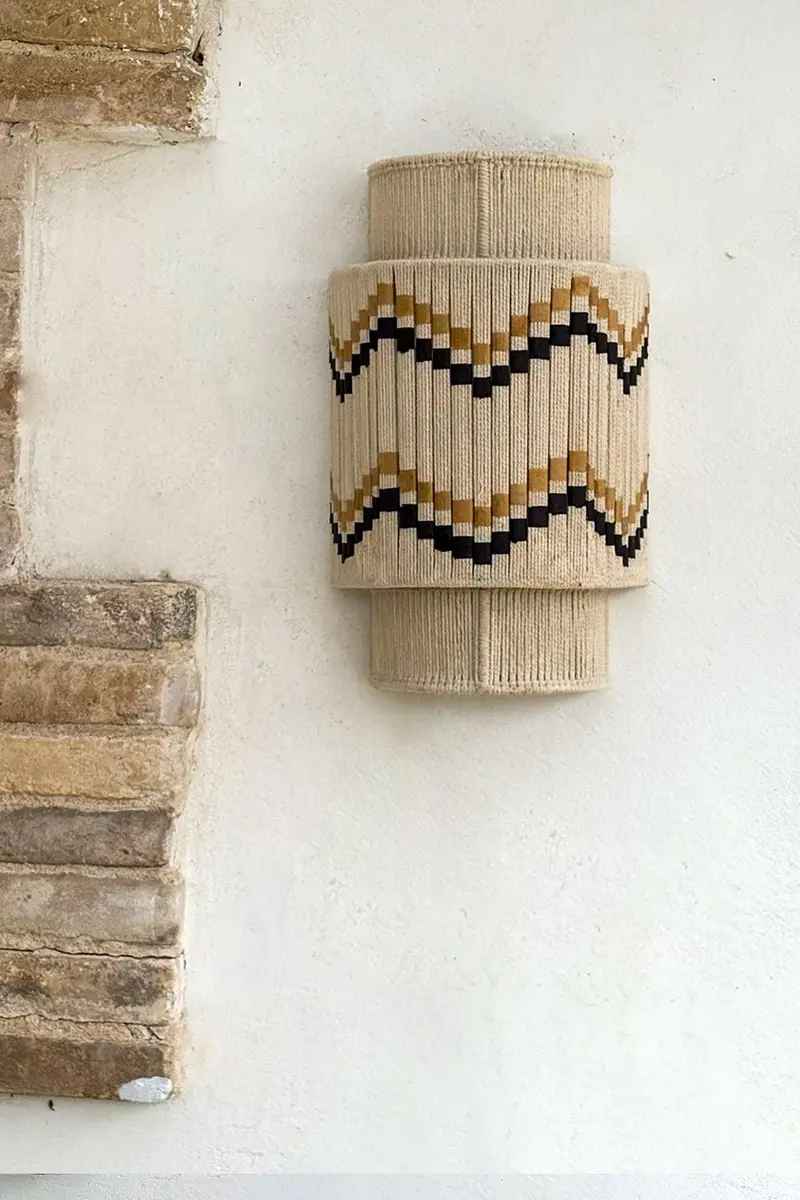 Aplique De Pared De Yute Y Algodón Con Detalles Negros Y Mostaza