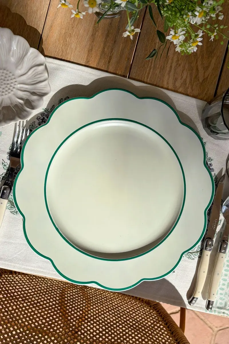 Bajoplato Blanco Con Borde Ondulado Verde
