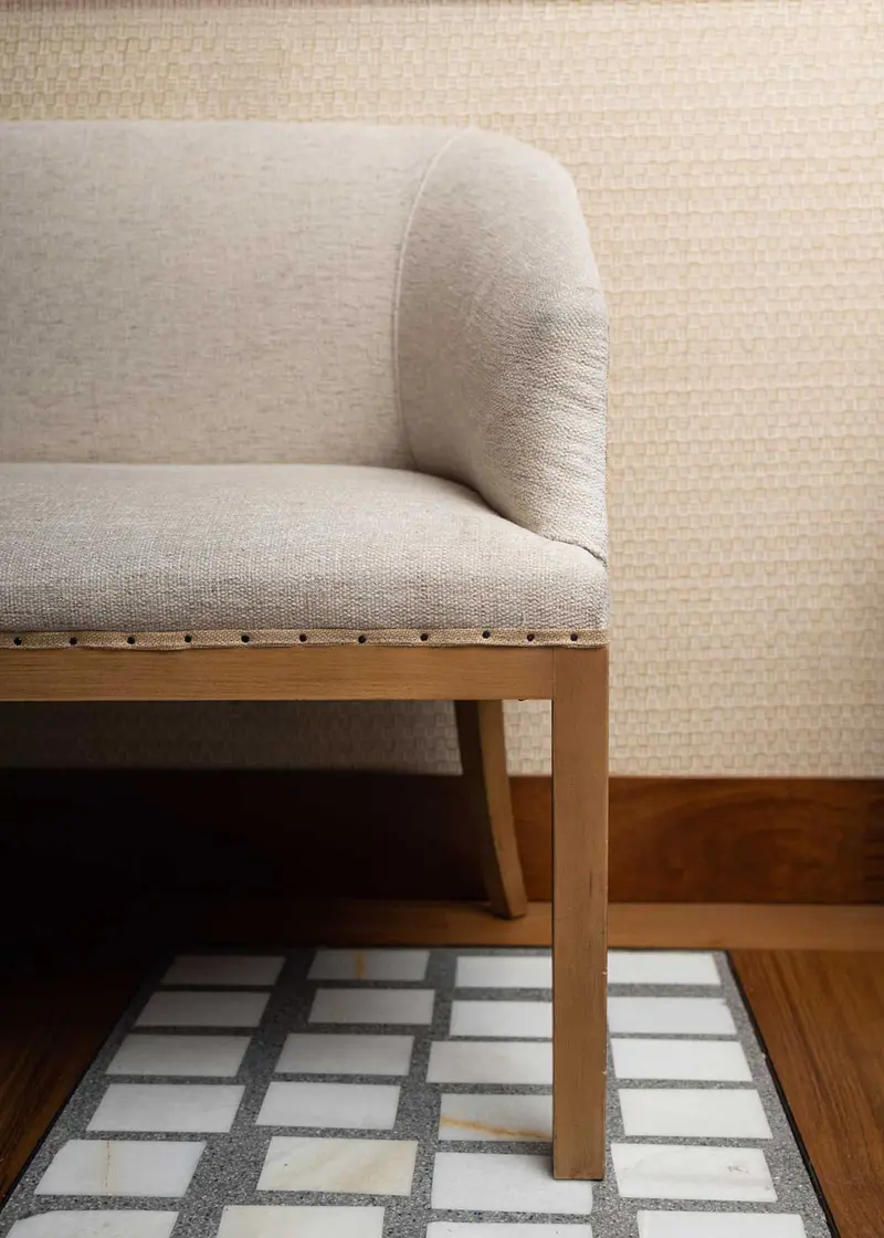 Banco de madera tapizado beige