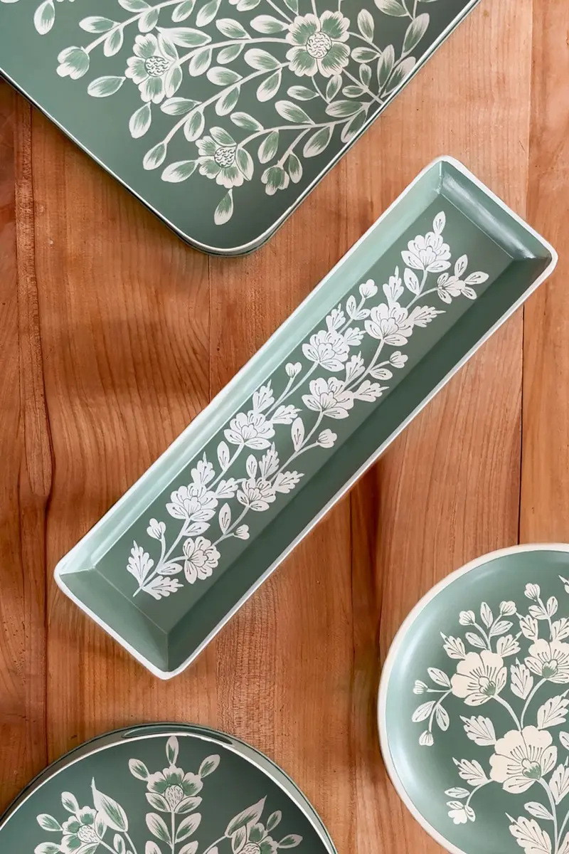 Bandeja Alargada Verde Con Flores Blancas Pintadas A Mano