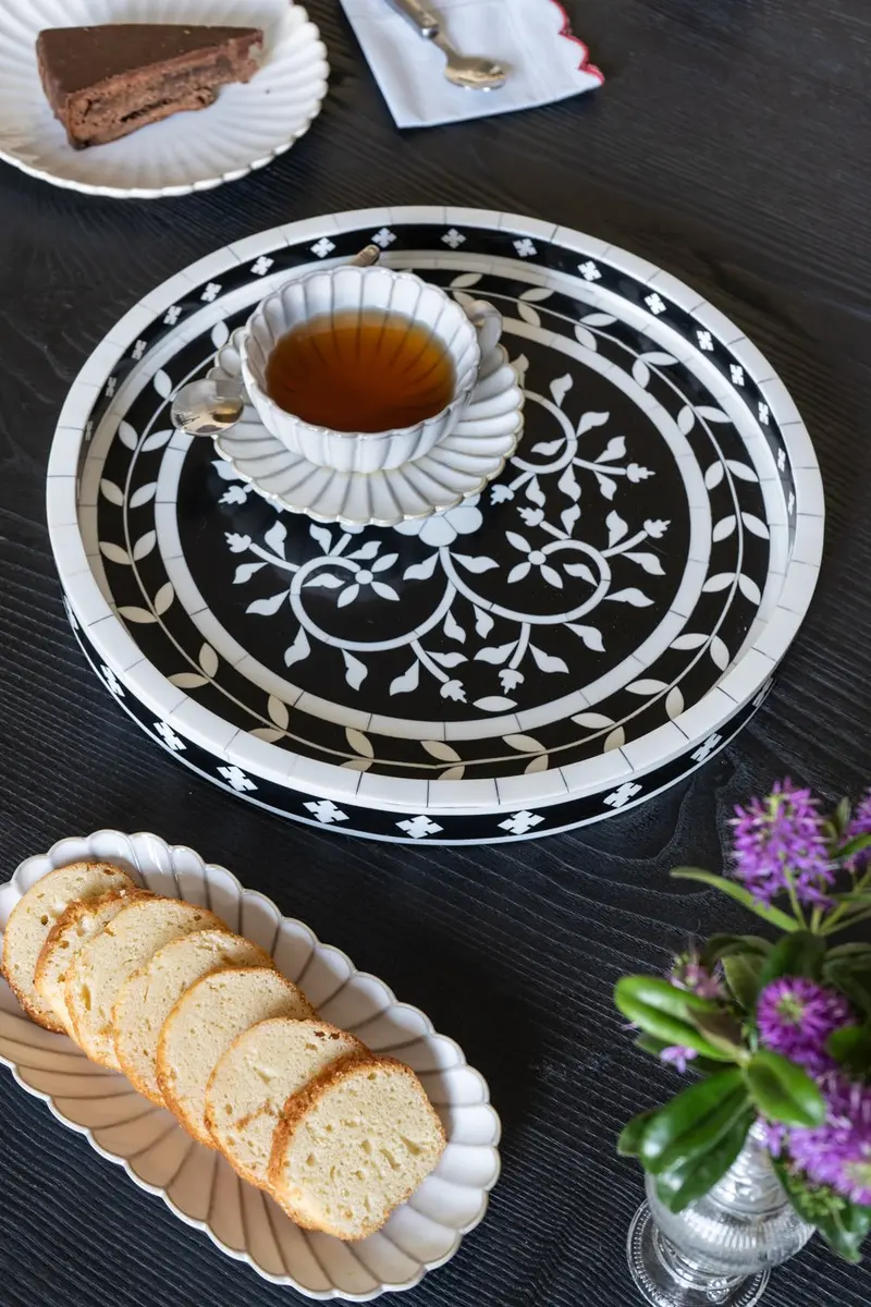 Bandeja De Resina Redonda Con Diseño De Flores Blancas Y Negras