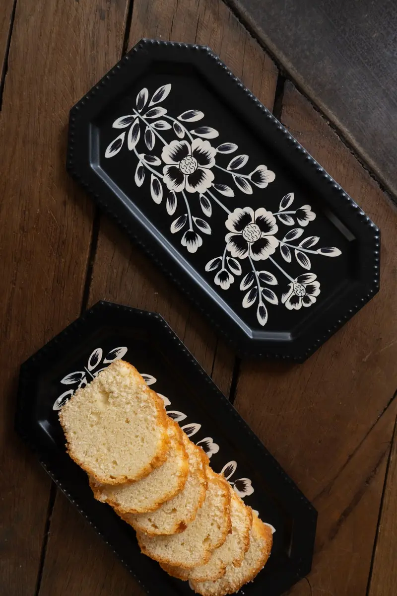 Bandeja Pequeña Rectangular Negra Con Flores Blancas Pintadas