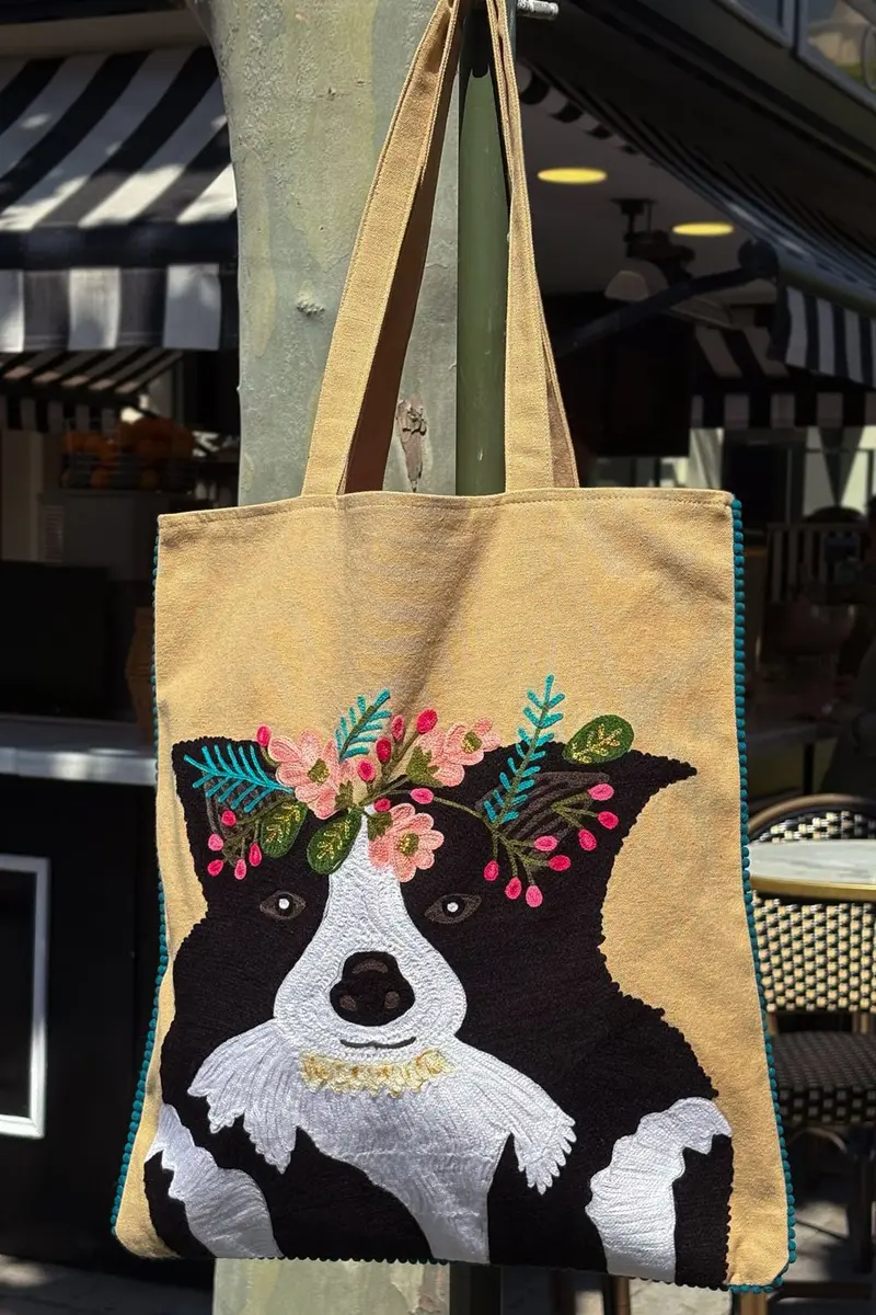 Bolsa Bordada A Mano Con Diseño De Perro Beige