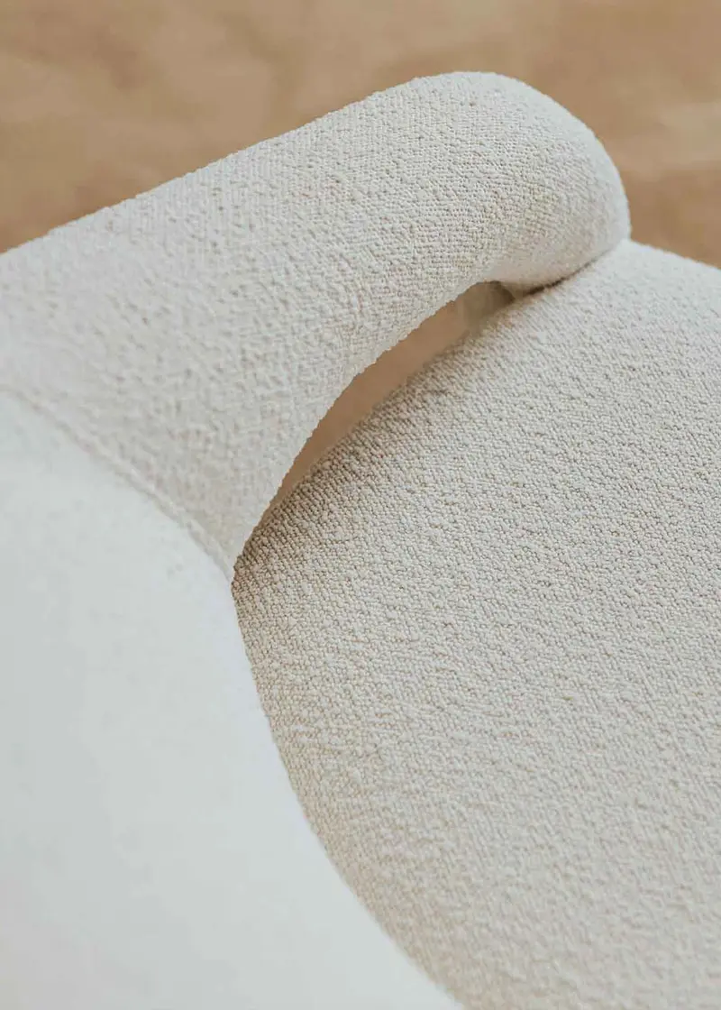 Butaca con reposabrazos en tela bouclé