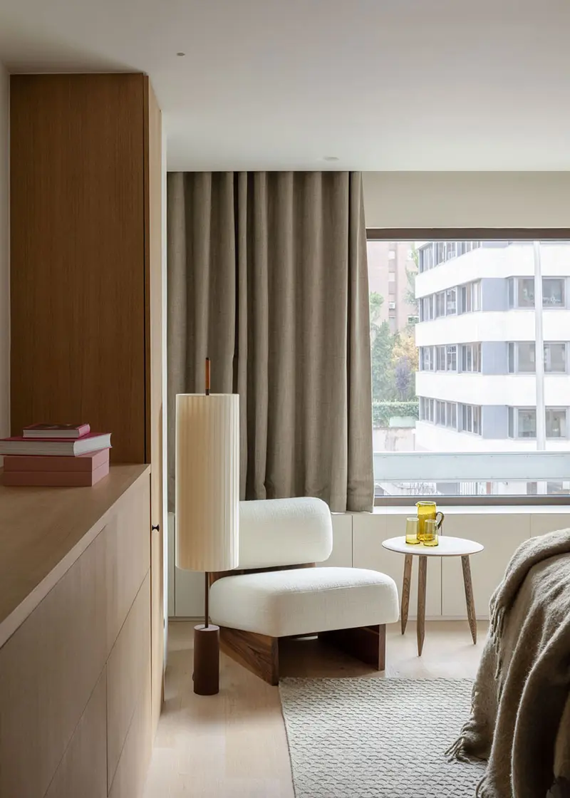 Butaca de roble sin reposabrazos con tela beige