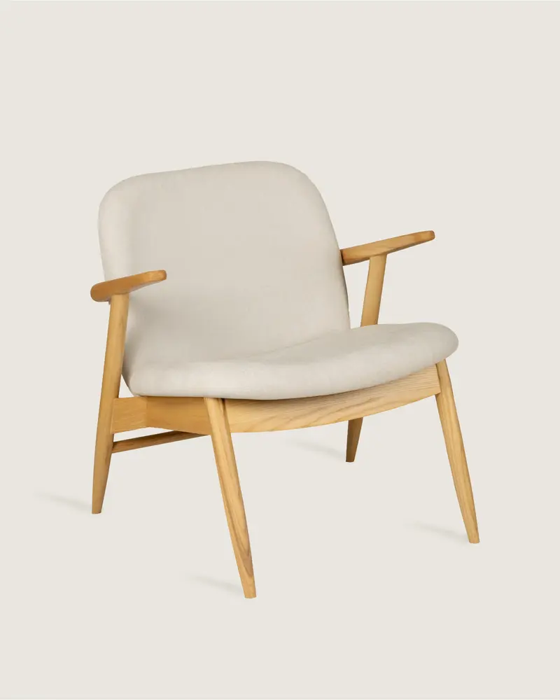 Butaca tapizada para salón o dormitorio madera maciza fresno color beige de diseño hecha a mano Lys