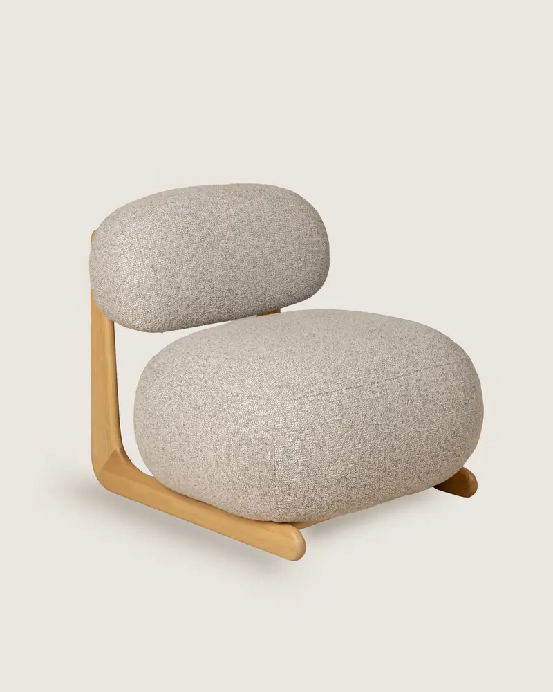 Butaca tapizada para salón o dormitorio madera maciza fresno color gris oscuro de diseño hecha a mano Mare