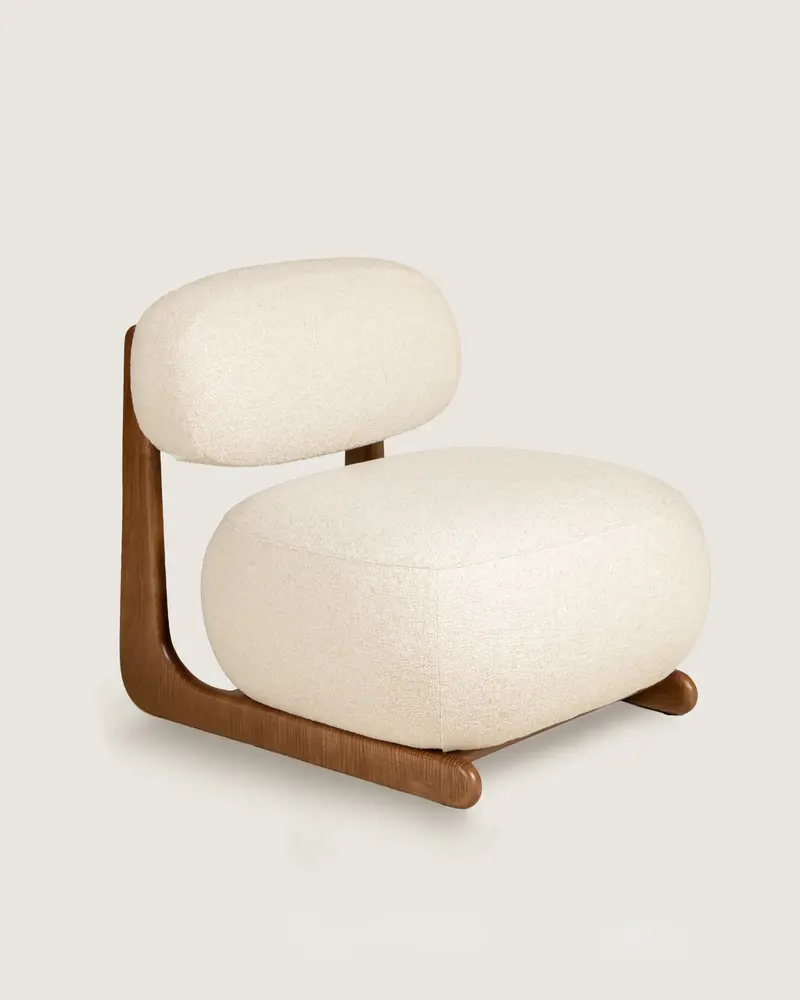 Butaca tapizada para salón o dormitorio madera maciza nogal color beige de diseño hecha a mano Mare