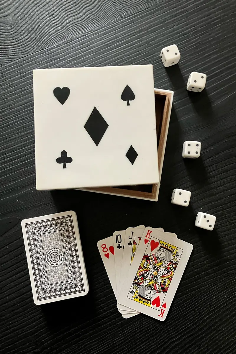Caja De Resina Con Baraja Y Dados