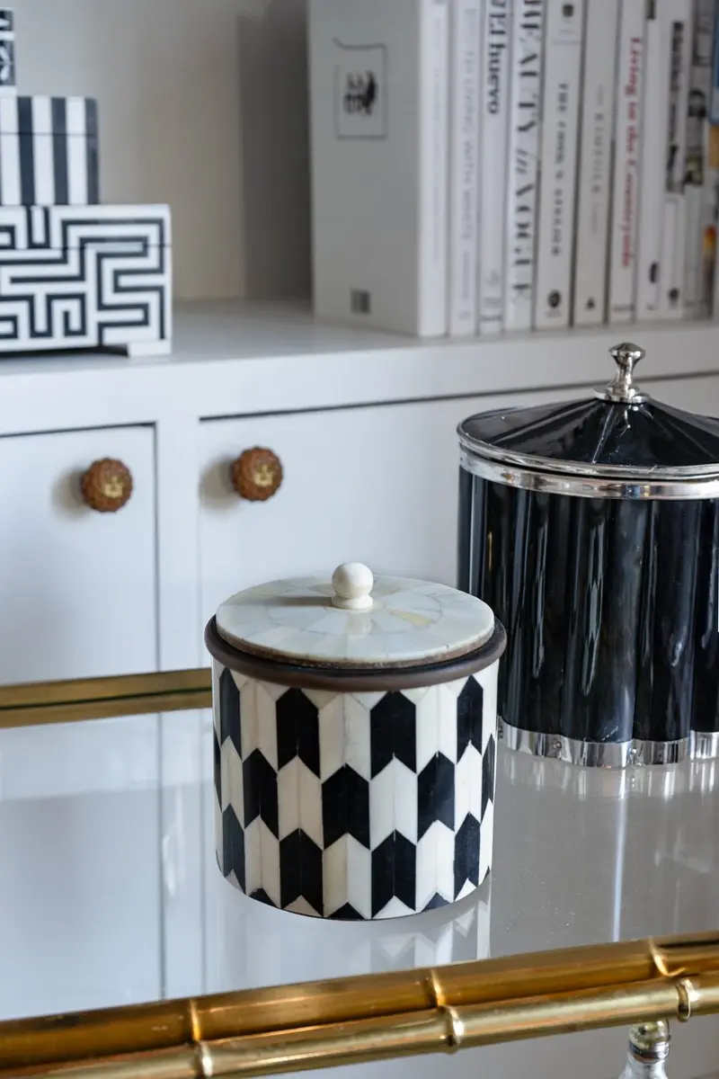 Caja Decorativa De Hueso Y Resina Redonda Con Diseño De Flechas Blancas Y Negras