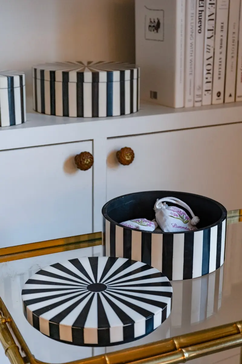 Caja Decorativa De Resina Redonda Con Diseño De Rayas Blancas Y Negras Mediana