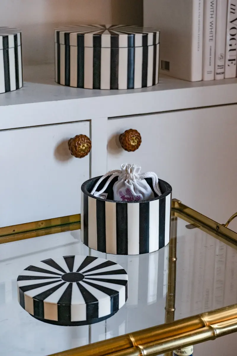 Caja Decorativa De Resina Redonda Con Diseño De Rayas Blancas Y Negras Pequeña