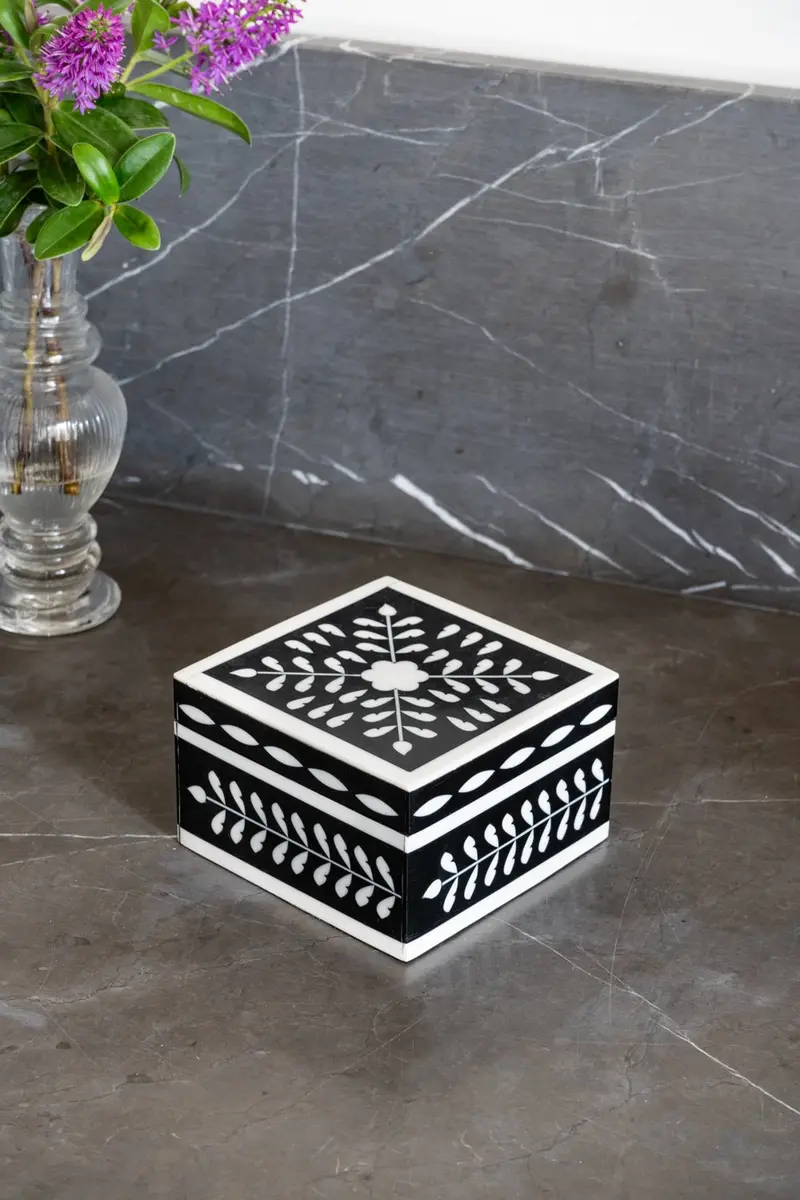 Caja Decorativa Mini De Resina Cuadrada Con Diseño De Flores Blancas Y Negras