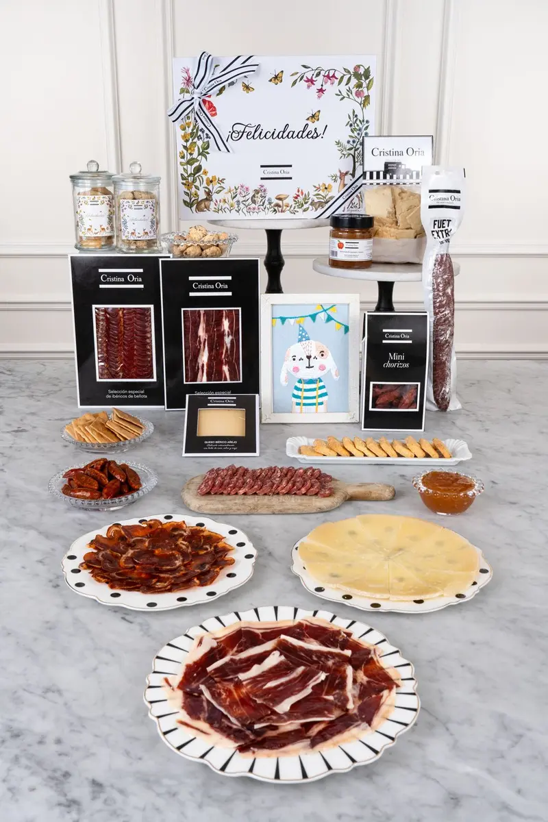 Caja Recién Mamá Homenaje Gastro & Cuadros Bordados CO