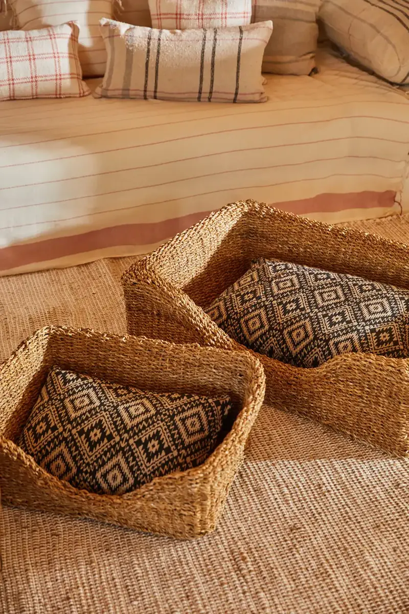 Cama para mascotas de junco de mar Braid con cojín