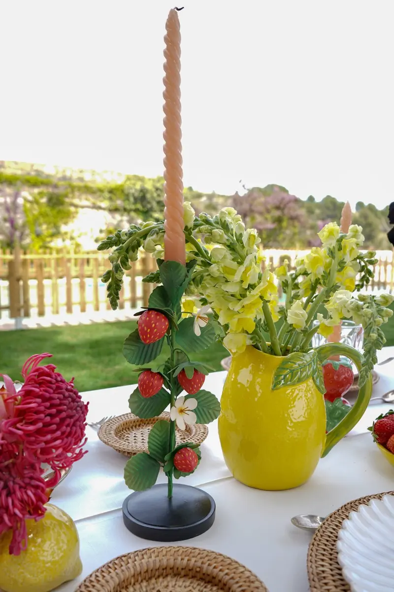 Candelabro De Metal Con Diseño De Fresas