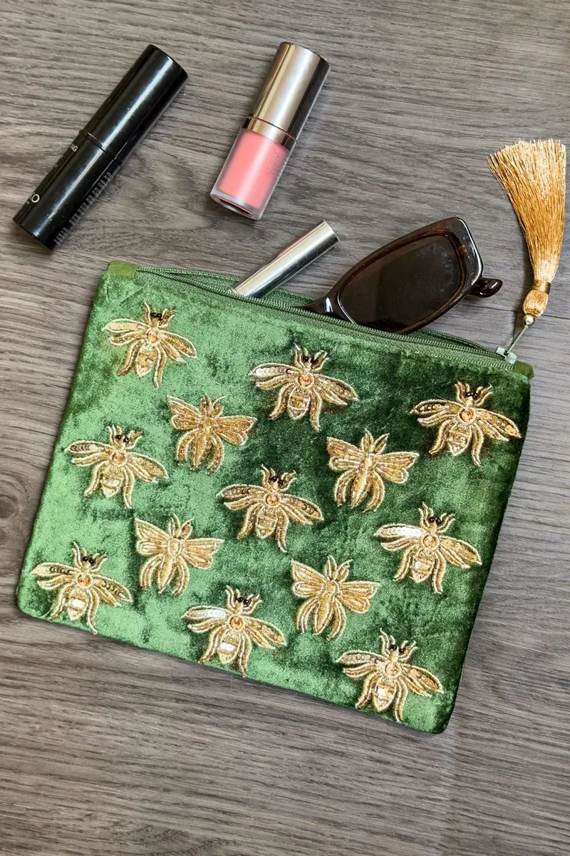 Cartera De Terciopelo Verde Con Abejas Bordadas