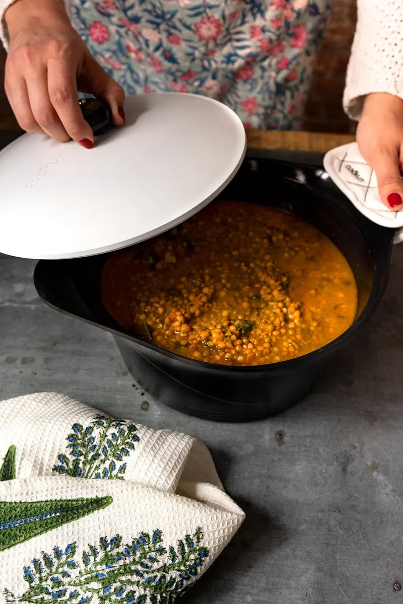 Cocotte Negra Con Tapa Blanca Pequeña