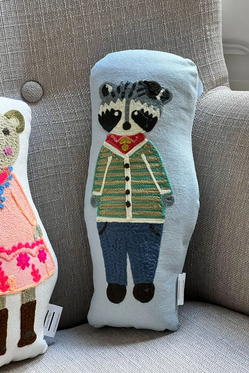 Cojín Bordado Diseño Mapache