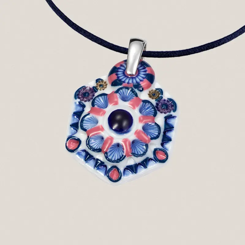 Colgante Nº 3 Hexagonal y Cordón de Seda Azul