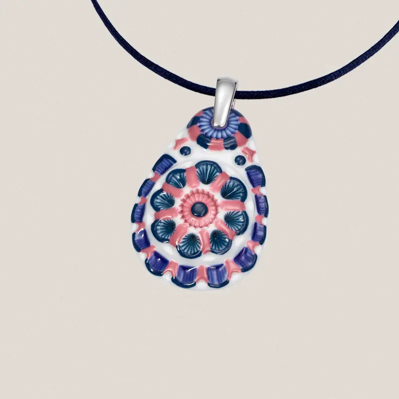 Colgante Nº 3 Oval y Cordón de Seda Azul