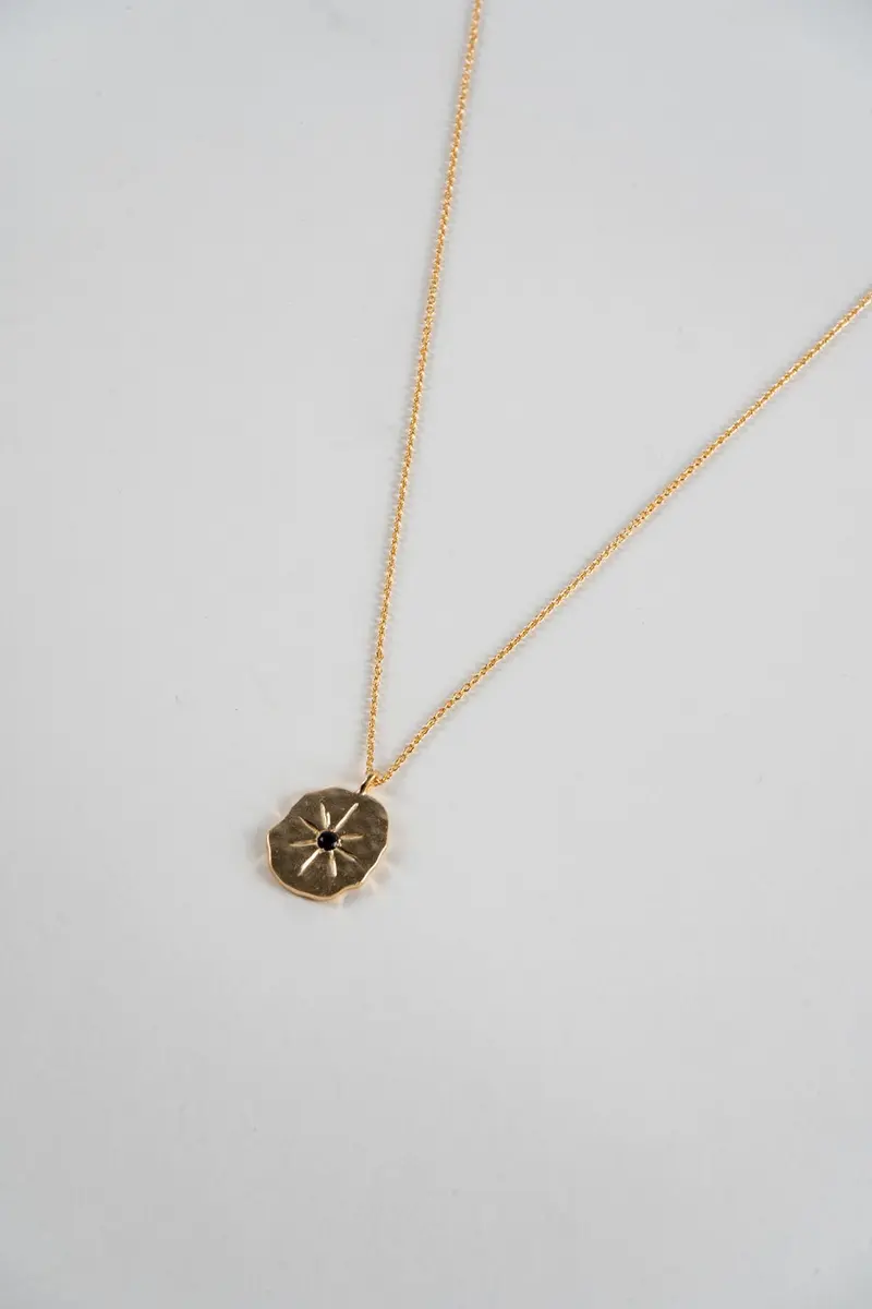 Collar Dorado Con Colgante Redondo Y Piedra Negra