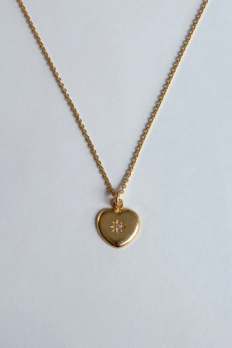 Collar Dorado Con Diseño Corazón