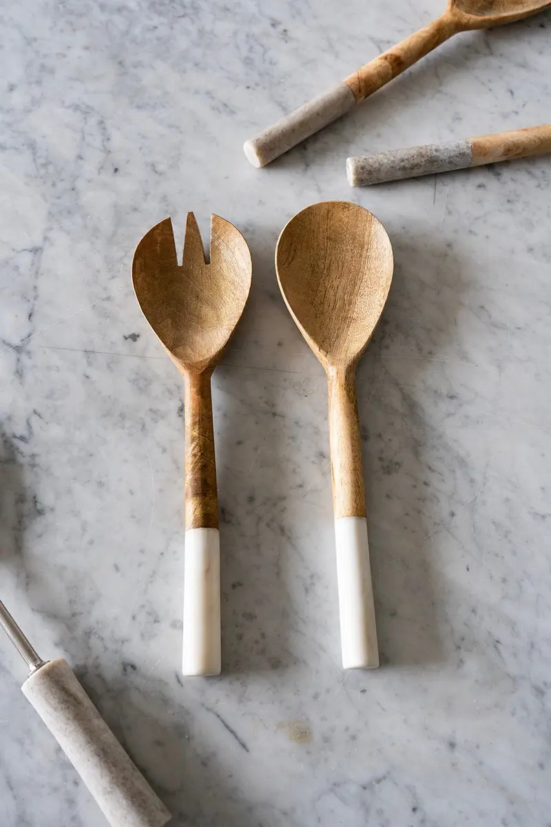 Cubiertos De Servir De Madera Con Mangos De Mármol En Color Blanco