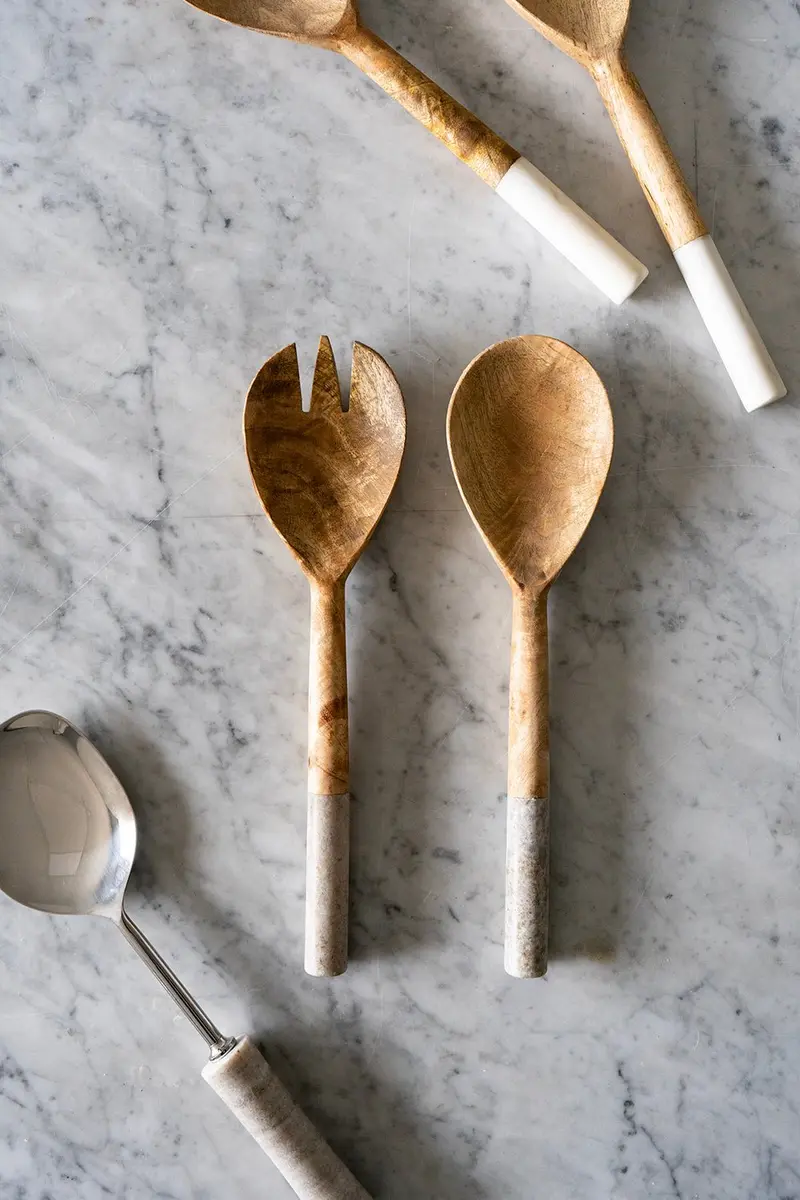 Cubiertos De Servir De Madera Con Mangos De Mármol En Color Gris