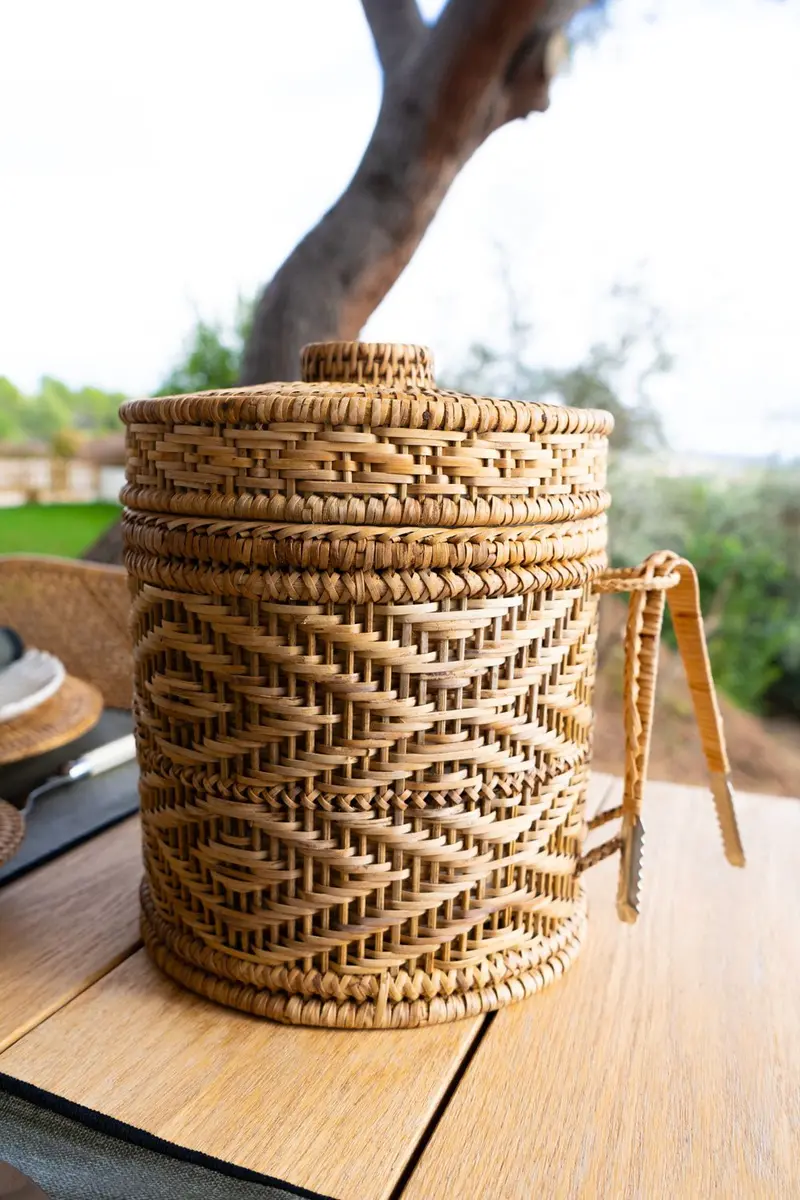 Cubitera De Ratán Diseño Trenzado Con Tapa Y Pinza