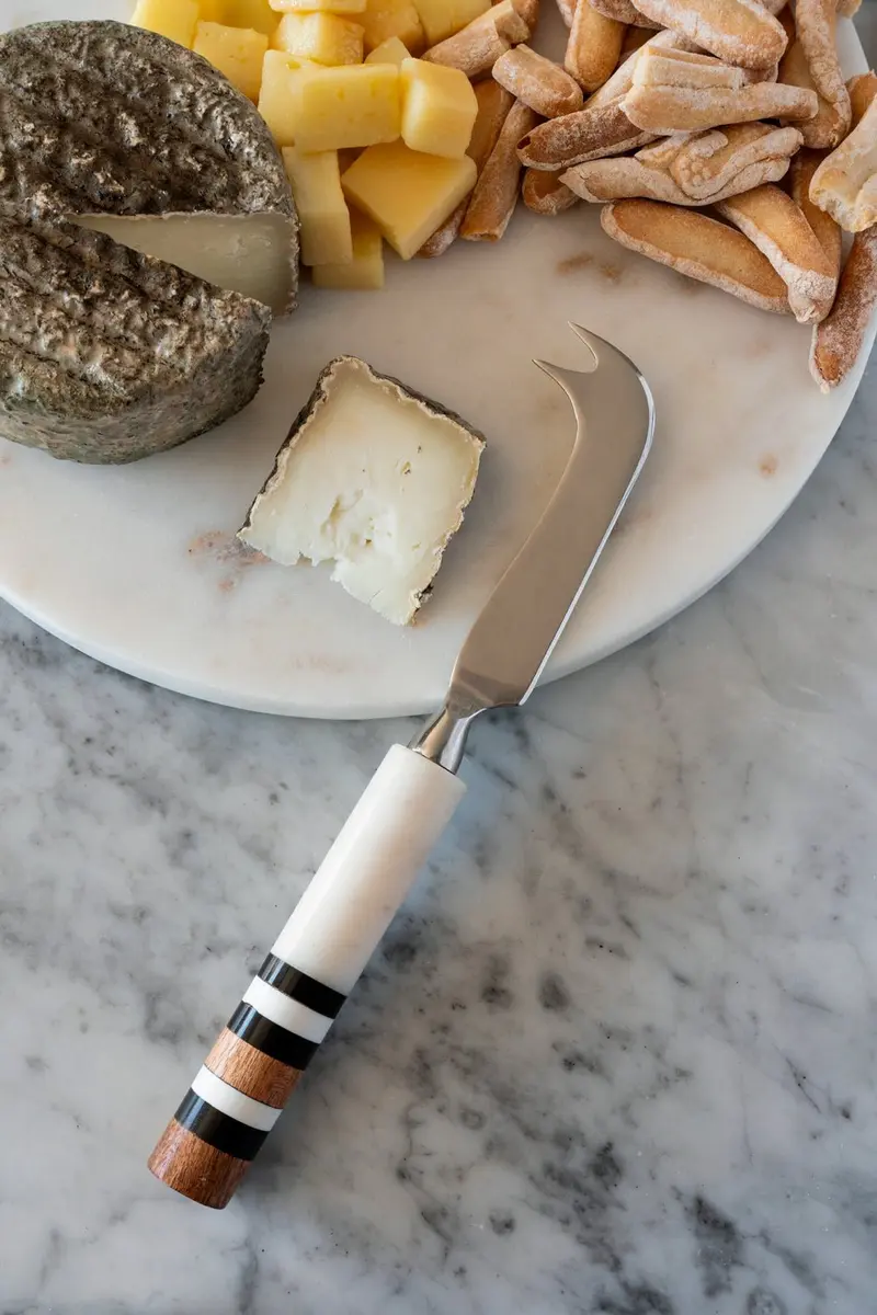 Cuchillo De Queso De Mármol Y Detalle De Madera