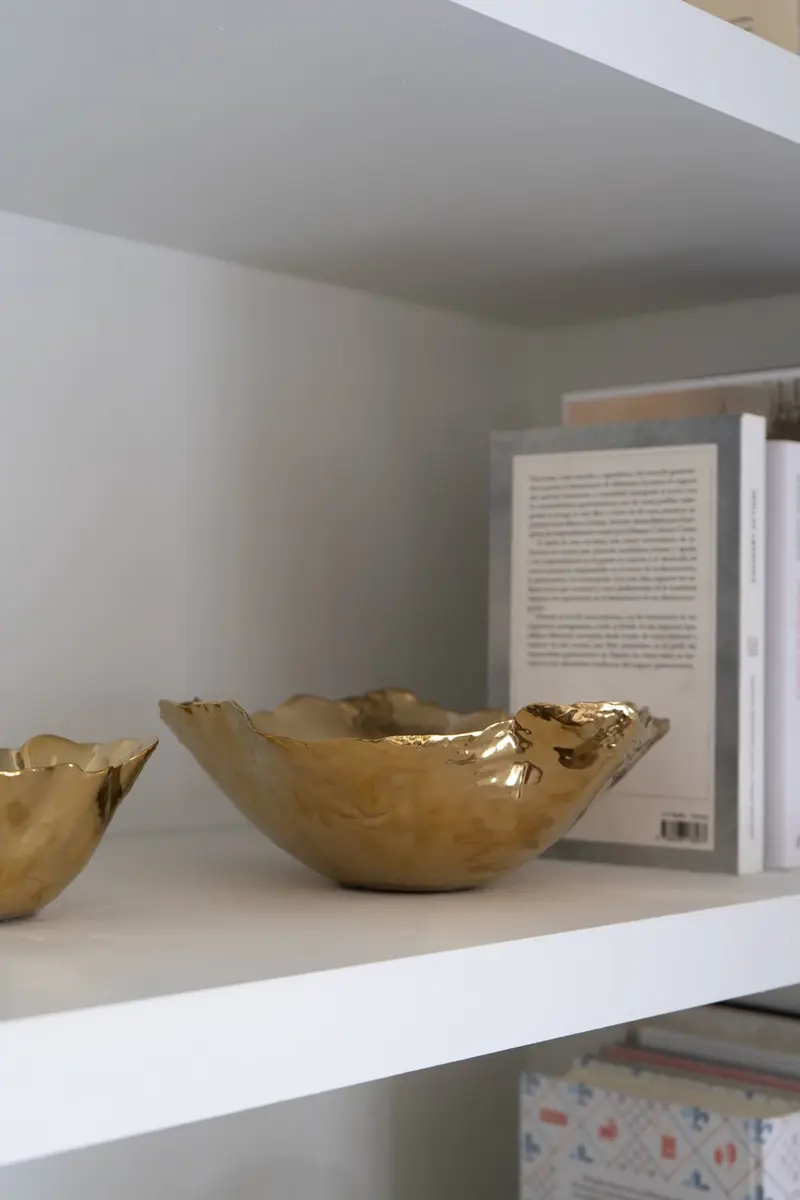 Cuenco Dorado Grande Con Diseño Irregular