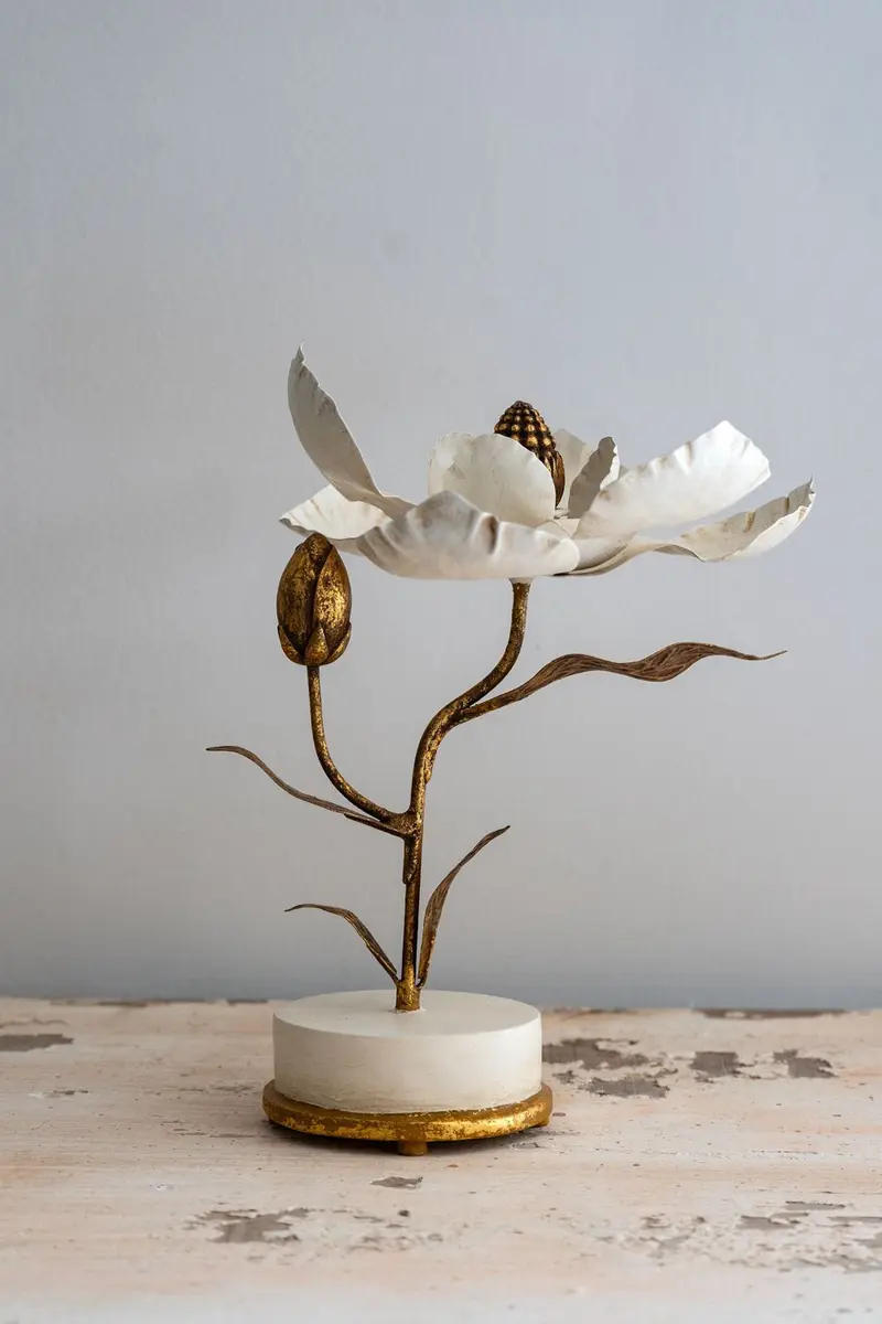 Flor Decorativa Dorada Y Blanca Diseño Magnolia