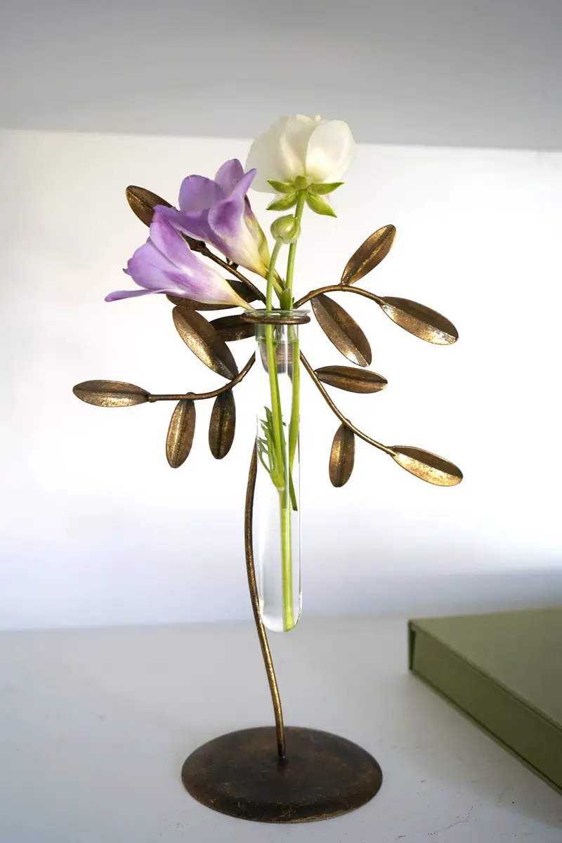 Florero De Metal Dorado Con Diseño De Planta Mediano