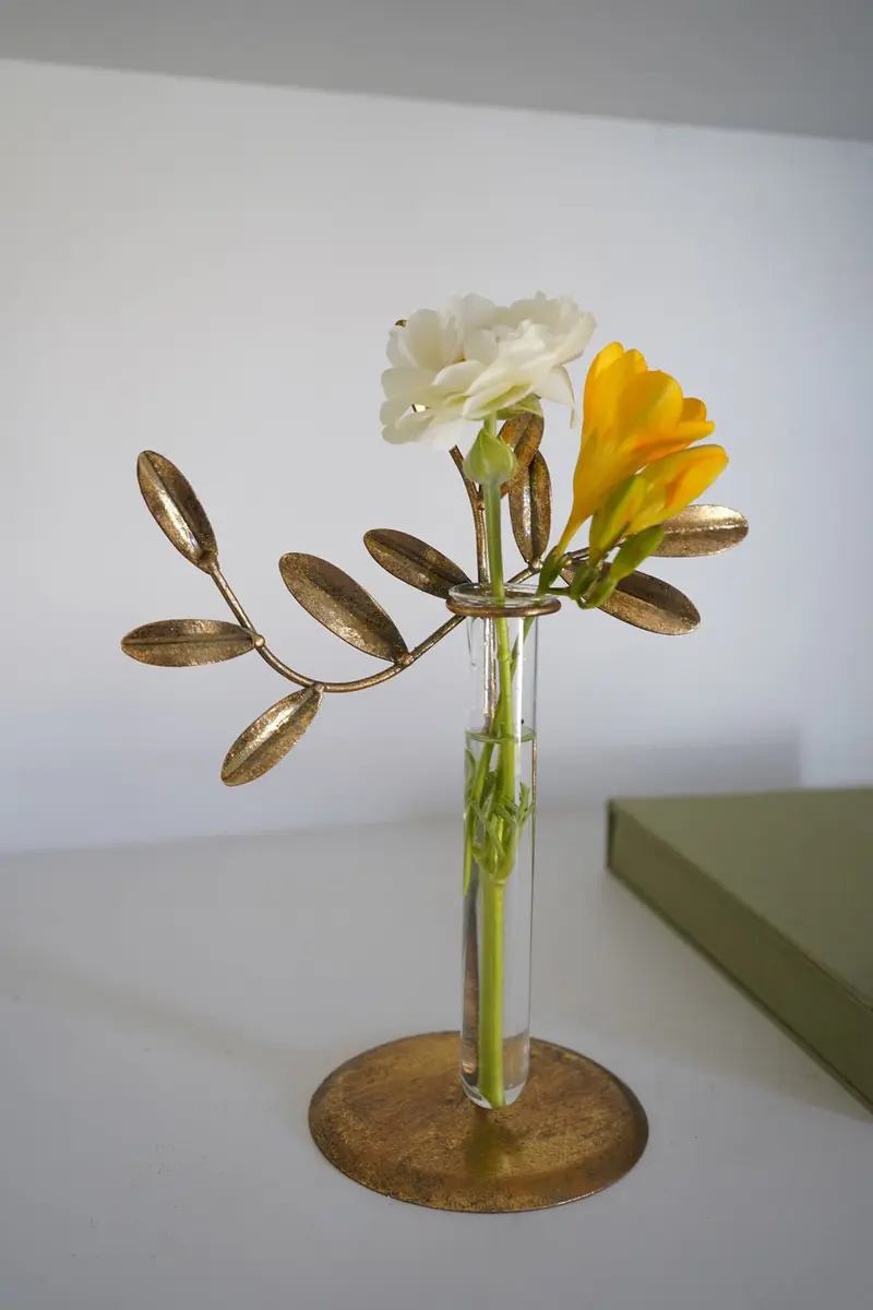 Florero De Metal Dorado Con Diseño De Planta