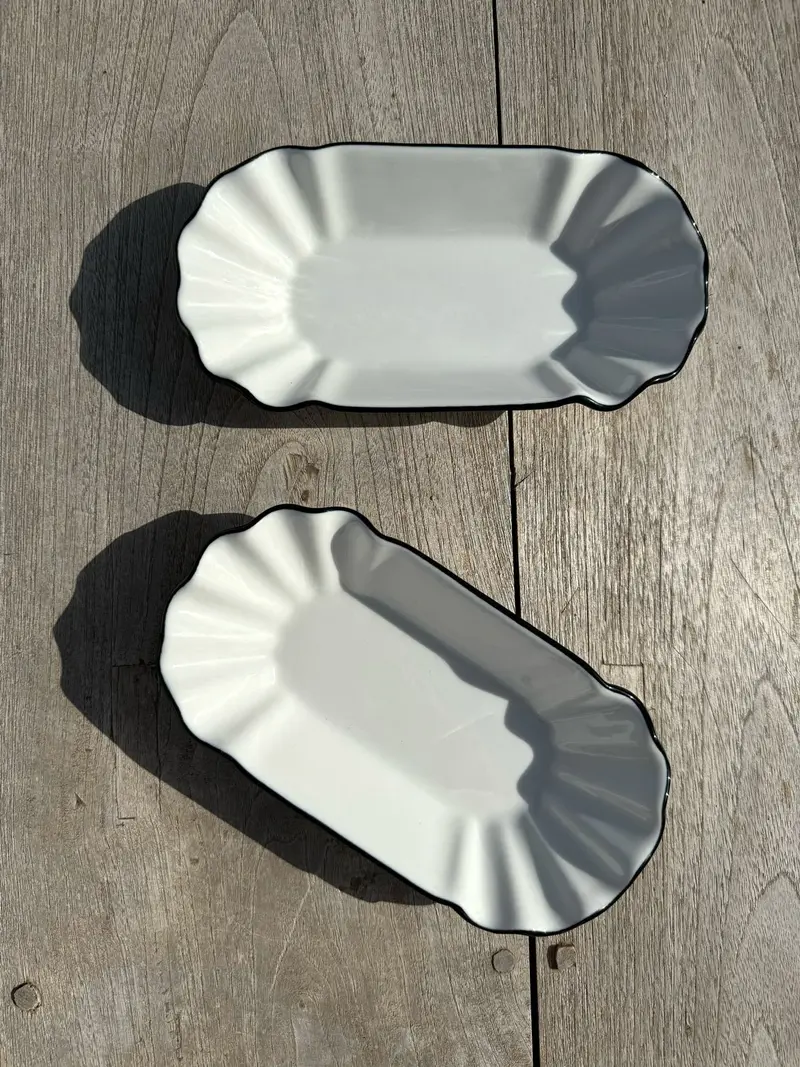 Fuente Blonda De Porcelana Blanca Con Filo Negro