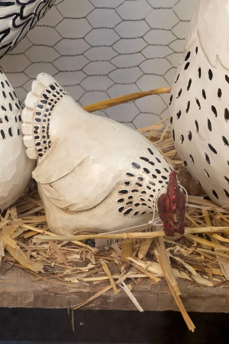 Gallina de Resina Blanca Sentada Comiendo 13/19 cm