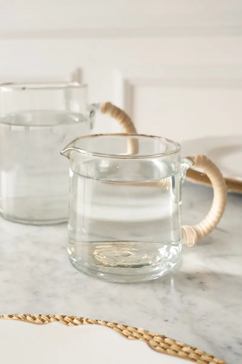 Jarra De Cristal Con Asa De Mimbre