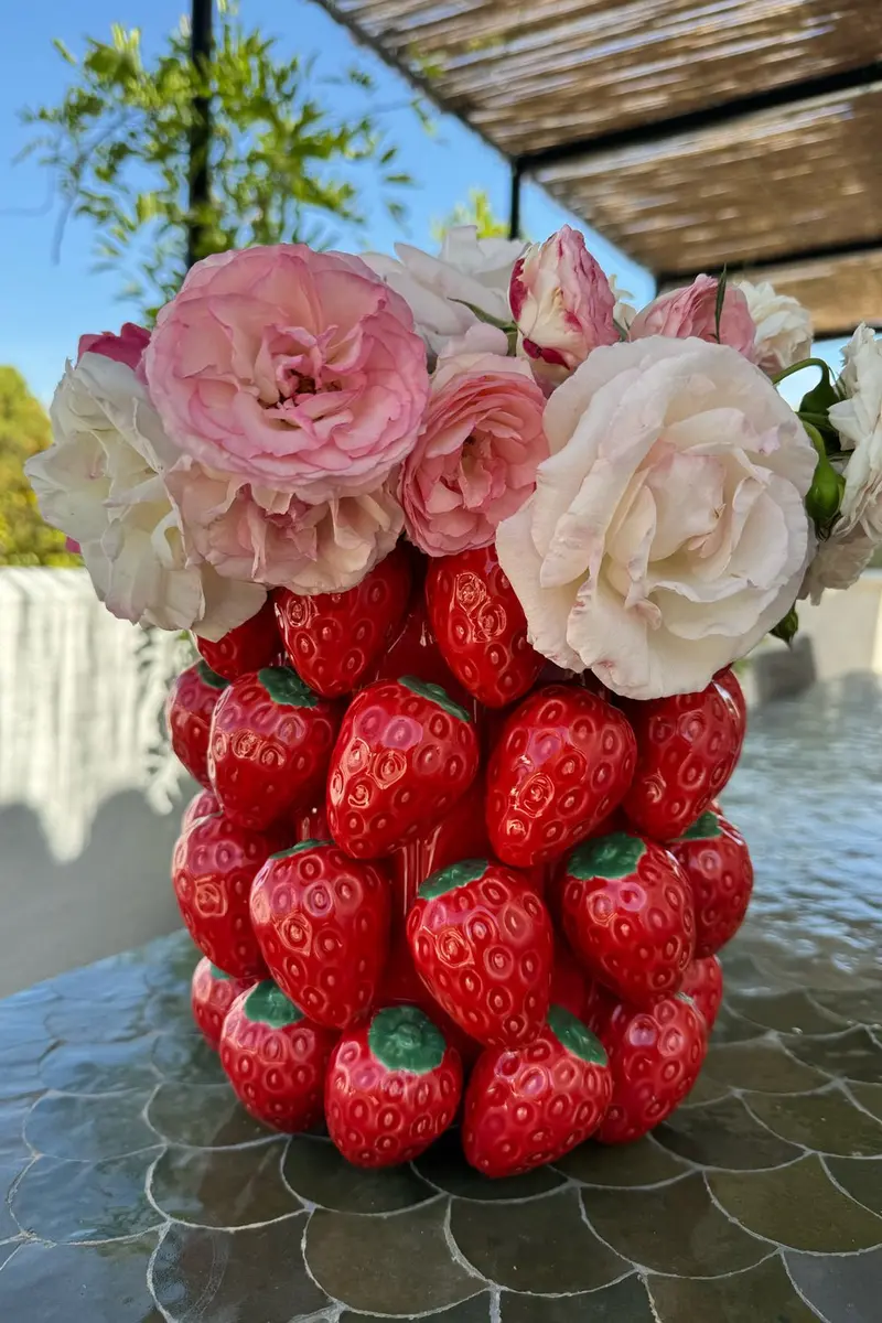 Jarrón Con Diseño De Fresas En Relieve De Porcelana