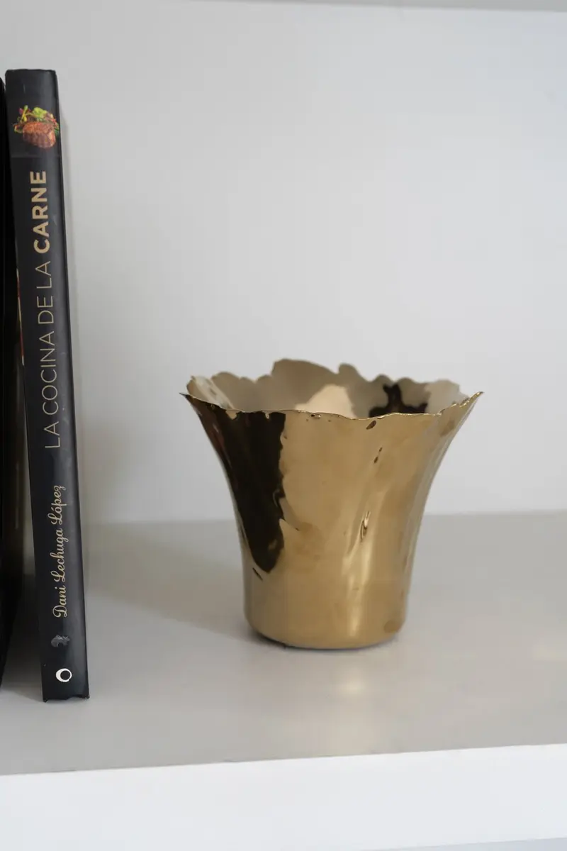 Jarrón Dorado Con Diseño Irregular
