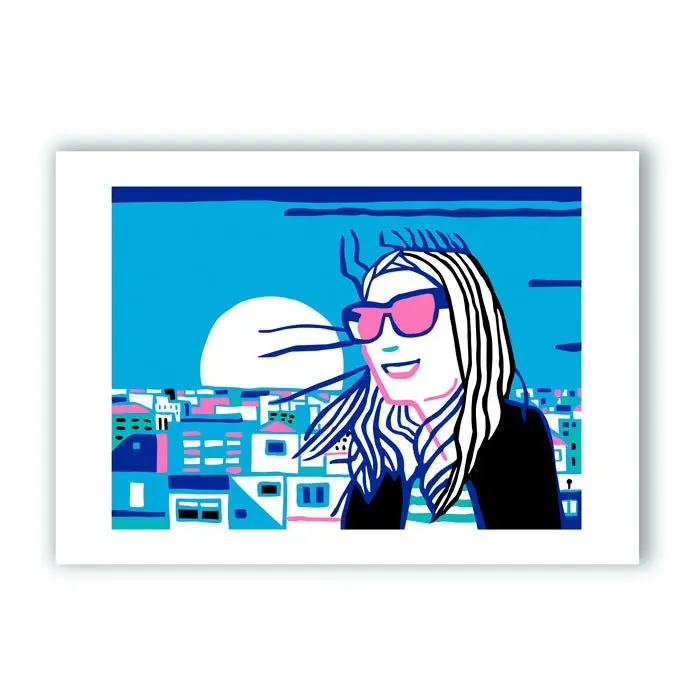 Joven Sonriendo con Ciudad al Fondo Impresión Giclée (exclusivo online)
