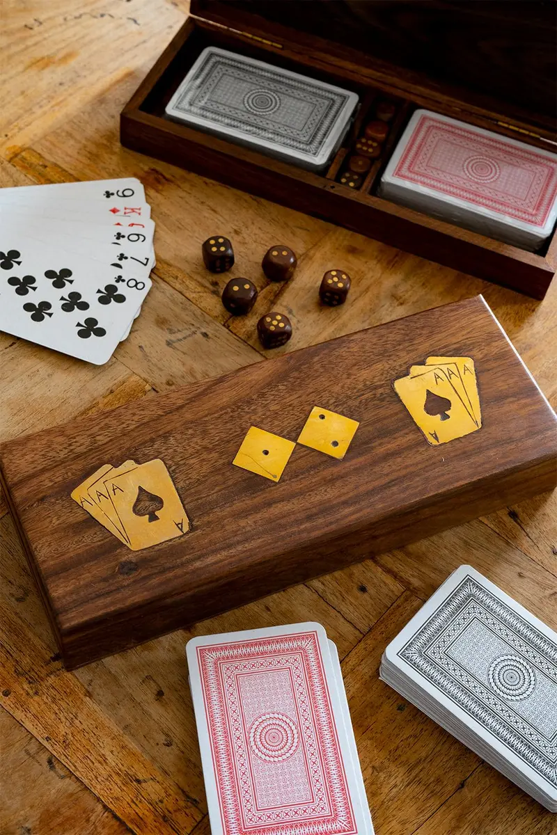 Juego De Cartas En Caja De Madera