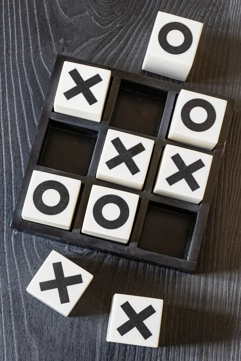 Juego Tres En Raya De Resina Blanco Y Negro