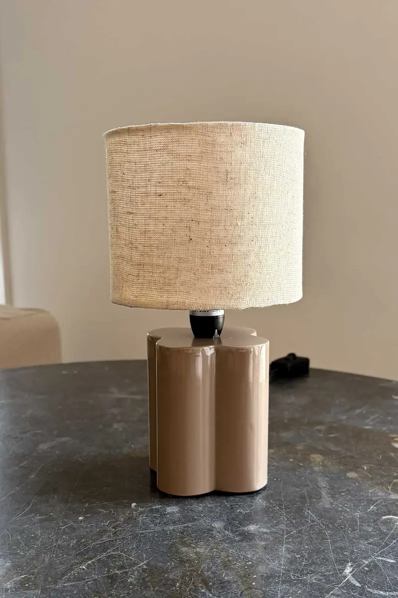 Lámpara Beige Con Base Diseño De Flor