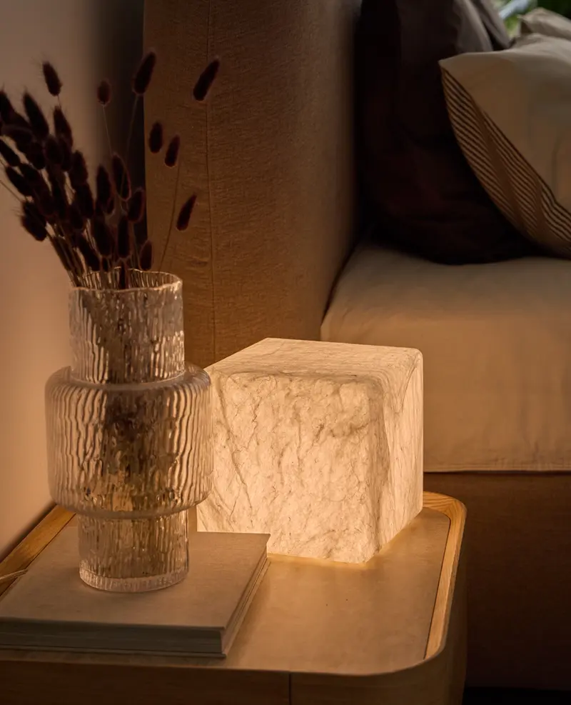 Lámpara mesita de noche dormitorio seda natural pequeña artesanal cuadrada Cube